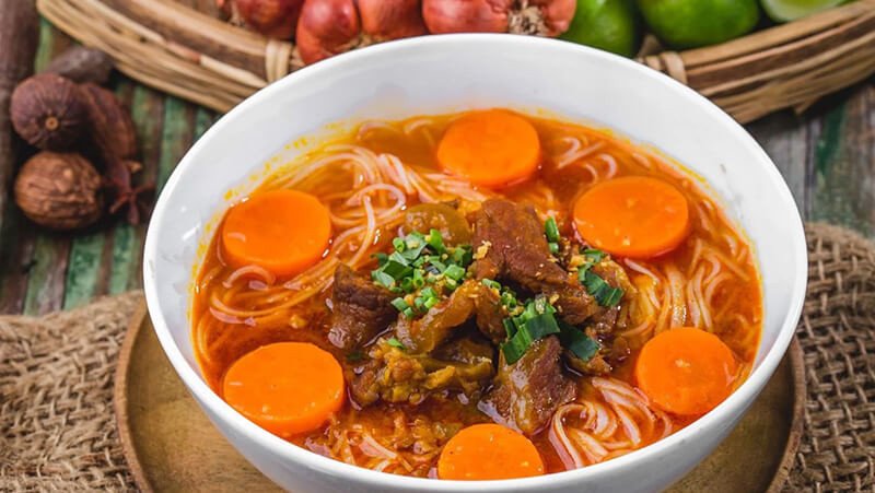 Hủ tiếu bò kho với thịt bò mềm tan, nước dùng sánh đặc