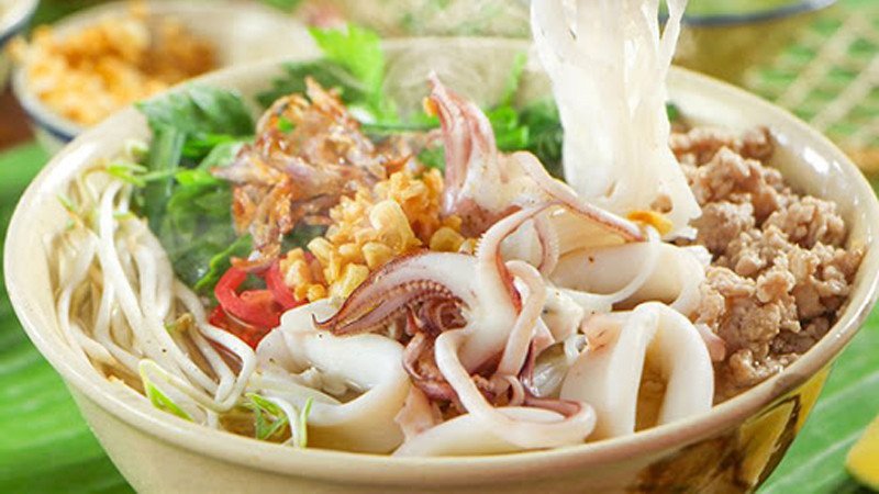 Hủ tiếu mực, một lựa chọn giàu năng lượng cần cân nhắc khi giảm cân