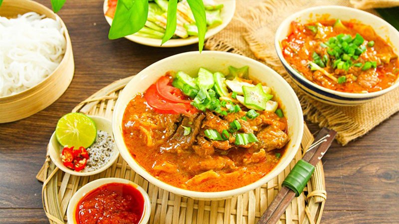 Hủ tiếu sa tế đỏ rực, cay nồng hấp dẫn với hương thơm đặc trưng