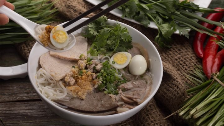 Hủ tiếu thịt heo truyền thống với nước dùng trong