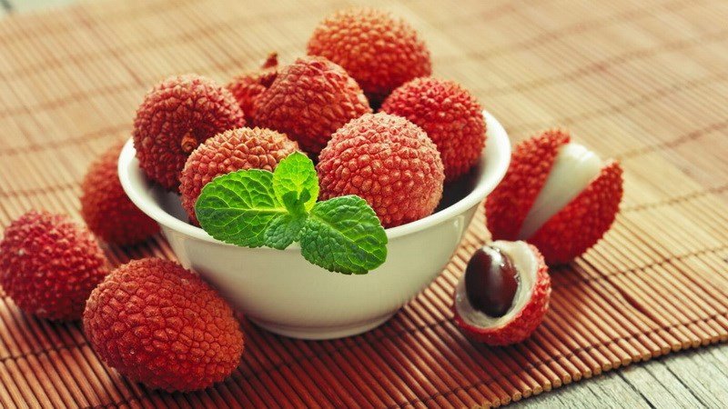 Hướng dẫn cách chọn mua quả vải thiều tươi ngon với vỏ đỏ và mùi thơm tự nhiên