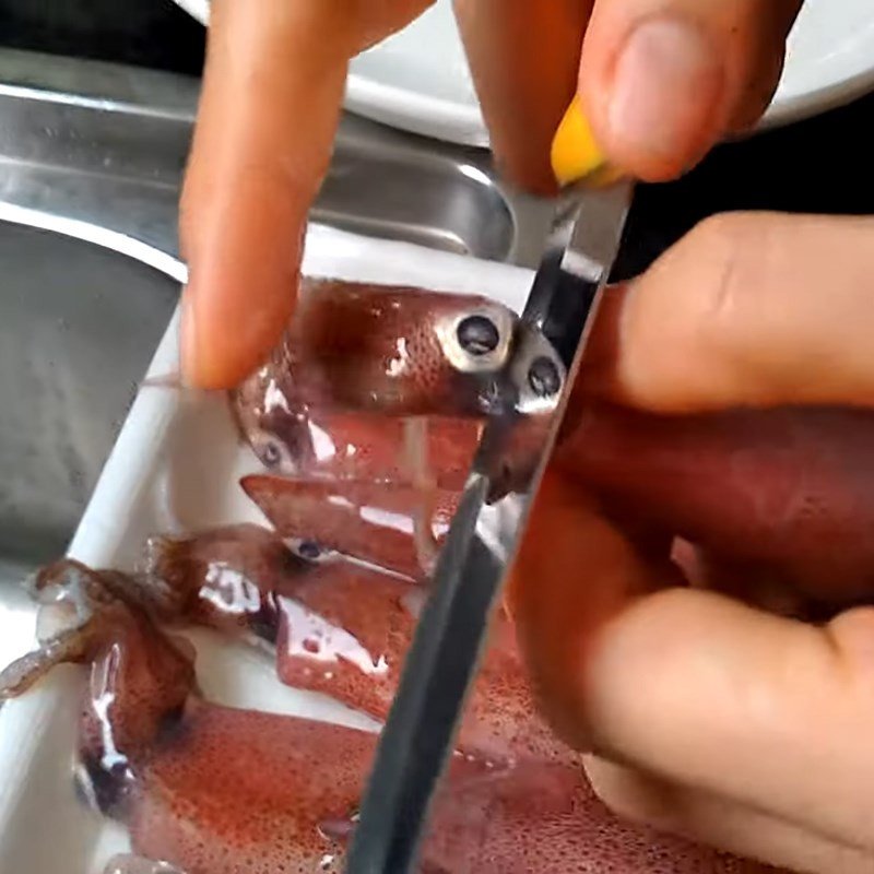 Hướng dẫn cách làm sạch nội tạng và xương sống của mực tươi