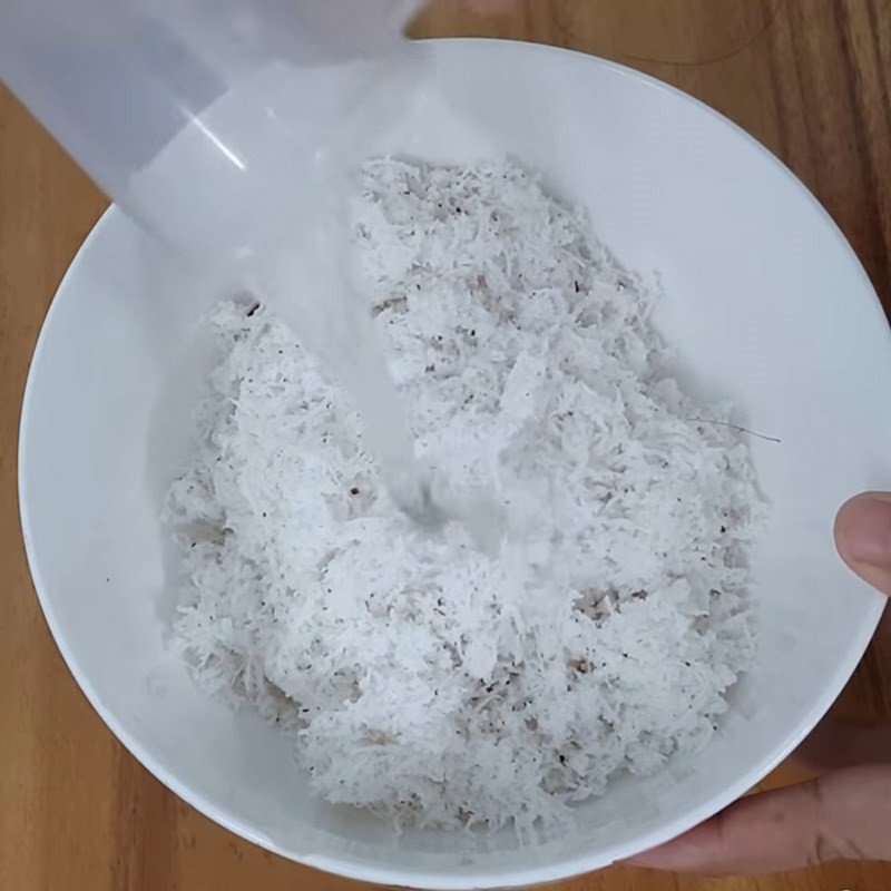 Hướng dẫn cách vắt nước cốt dừa tươi cho món xôi hoa đậu biếc thơm béo