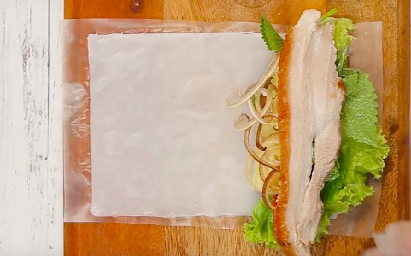 Hướng dẫn cuốn bánh tráng với thịt heo và rau sống