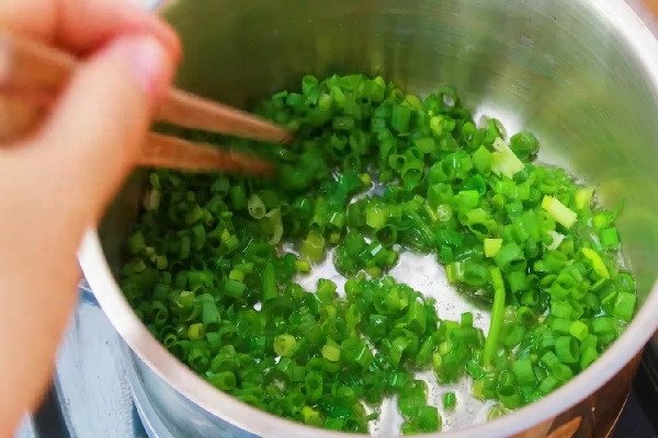 Hướng dẫn làm mỡ hành thơm lừng cho bánh mì muối ớt