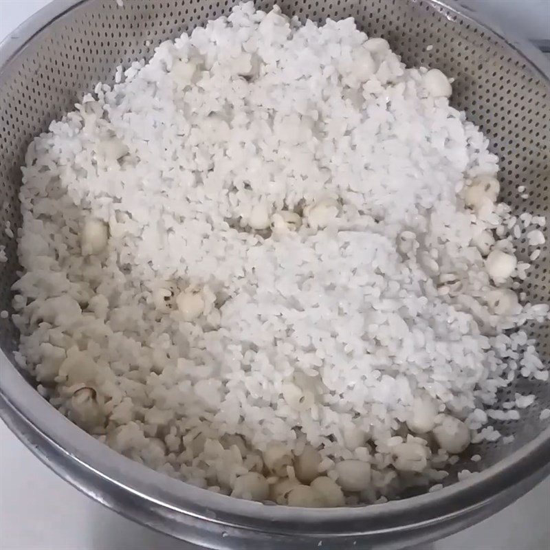 Hướng dẫn ngâm nếp và hạt sen cho xôi dừa