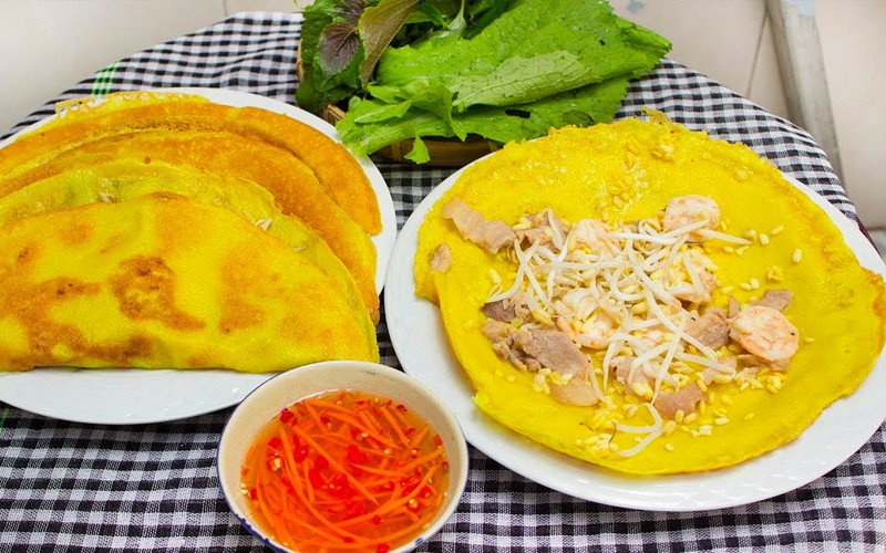Hướng dẫn pha bột bánh xèo với đậu xanh nghiền, mang lại hương vị béo bùi và màu sắc hấp dẫn.