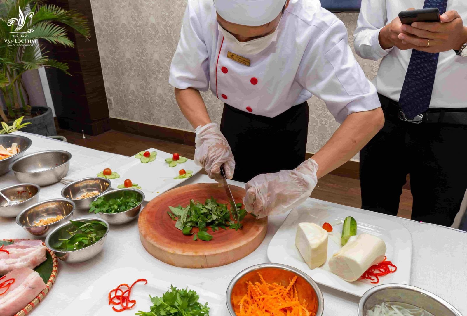 Hướng dẫn sơ chế củ hủ dừa và rau củ cho món gỏi