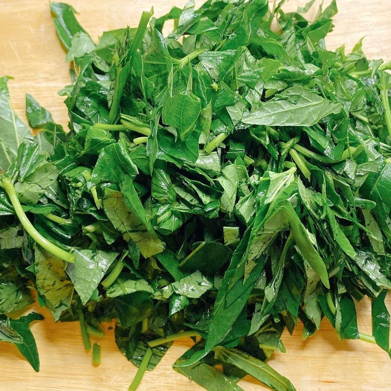 Hướng dẫn sơ chế rau khoai, nhặt lá và cọng non cho món canh