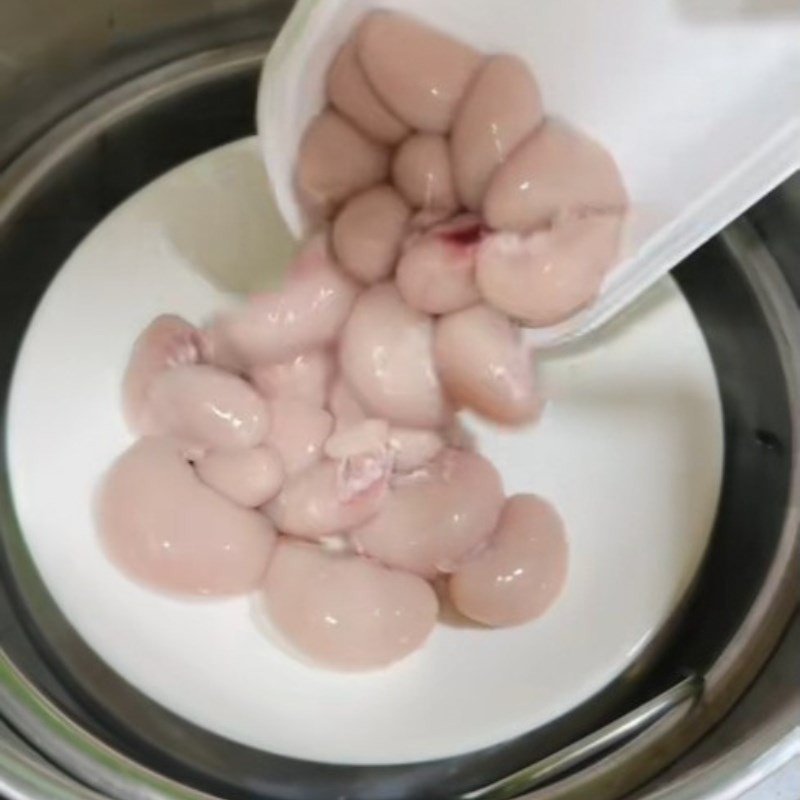 Kê gà đang được hấp chín tới, giữ trọn vị ngọt