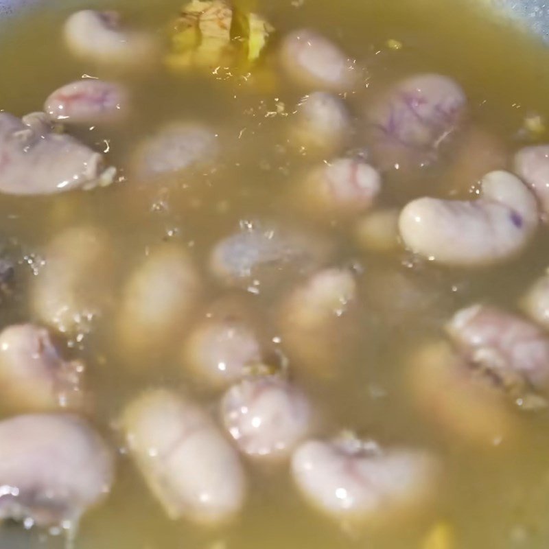 Kê gà đang được nấu canh với nấm bào ngư