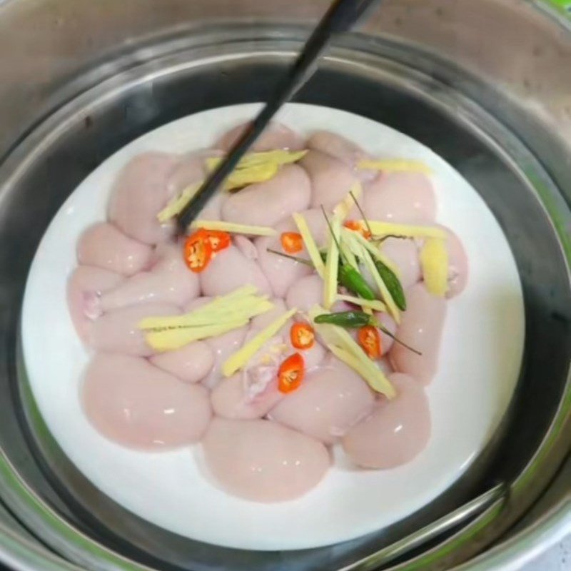 Kê gà hấp hành gừng đang được hấp trong nồi
