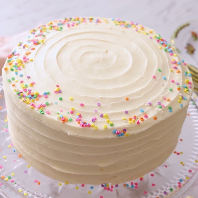 Kem bánh sinh nhật được khuấy mịn sau khi rã đông, sẵn sàng để trang trí