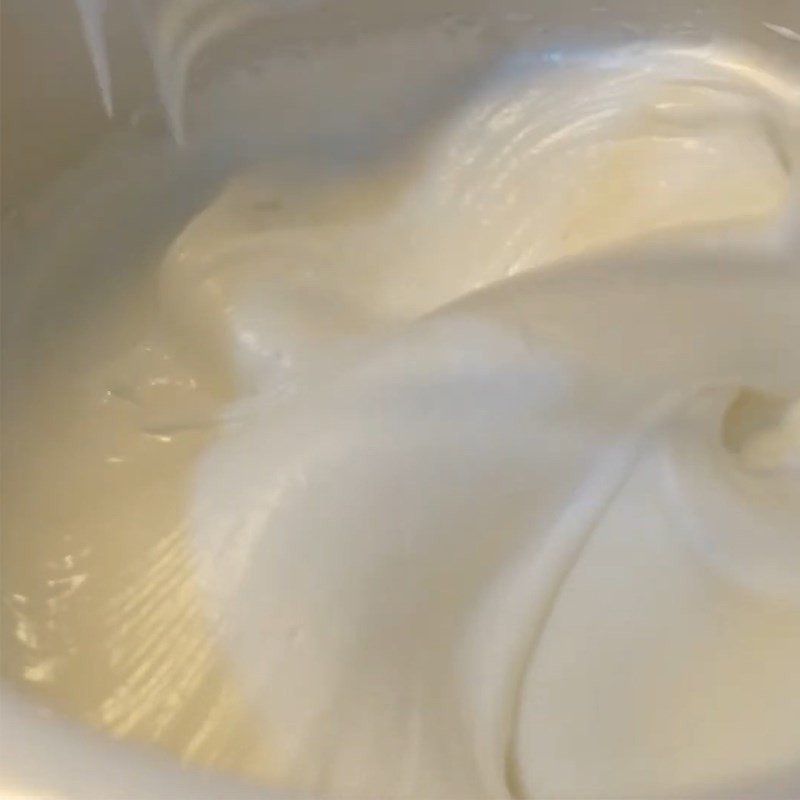 Kem whipping được đánh bông cứng, sẵn sàng cho công đoạn làm bánh mousse chanh dây