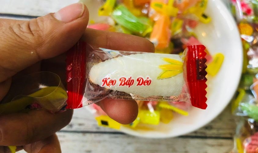 Kẹo bắp dẻo với kết cấu dẻo dẻo và thơm mùi bắp, thường được ăn vào dịp Tết