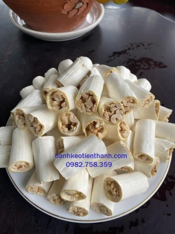 1 Cái Kẹo Dồi Lạc Bao Nhiêu Calo? Giải Mã Từ A Đến Z Kẹo dồi lạc truyền thống trên đĩa