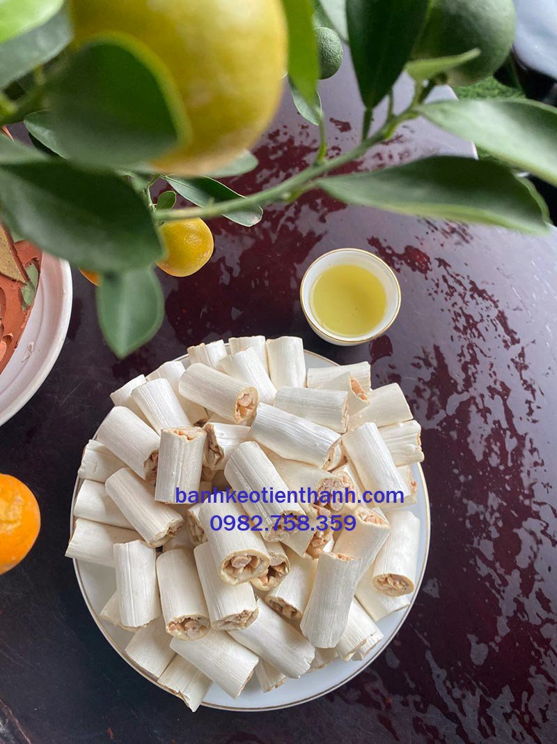 Kẹo dồi lạc và ấm trà nóng