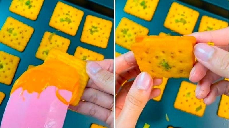 Kẹp nhân phô mai béo ngậy giữa hai lát bánh hành