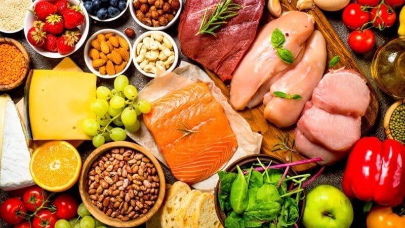 Kết hợp bánh da lợn với thực phẩm lành mạnh để cân bằng dinh dưỡng và giảm calo tổng thể