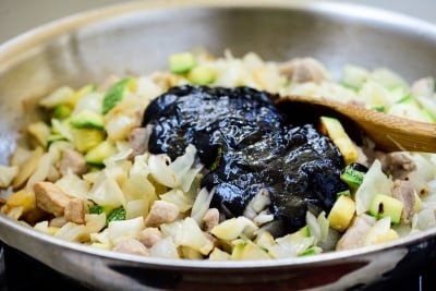 Kết hợp sốt tương đen với thịt và rau củ