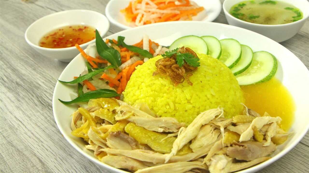 Kết hợp tập luyện thể dục thể thao đều đặn để đốt cháy calo sau khi ăn cơm gà Hải Nam