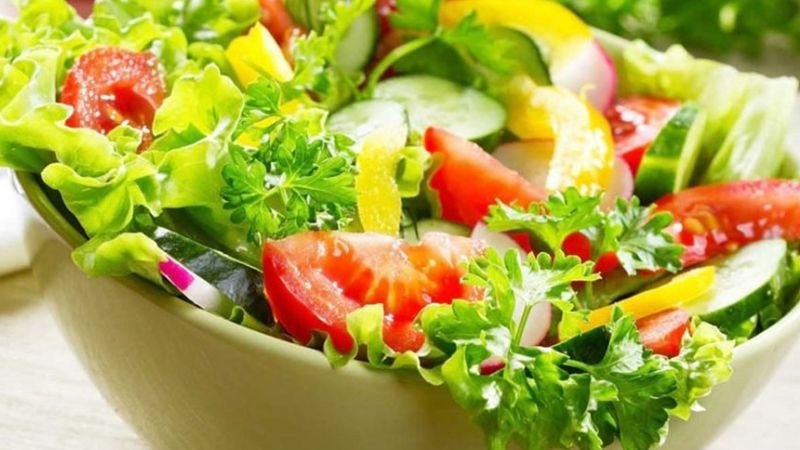 Kết hợp trứng ốp la cùng các loại rau củ quả