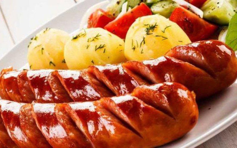 Kết hợp xúc xích xông khói với các loại thực phẩm khác để cân bằng dinh dưỡng