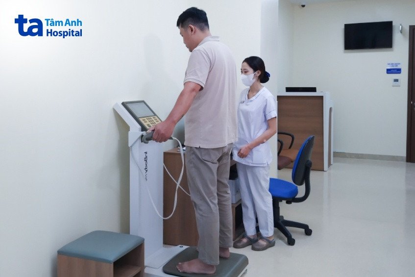 Khách hàng đang đo InBody để xác định nhu cầu calo giảm cân