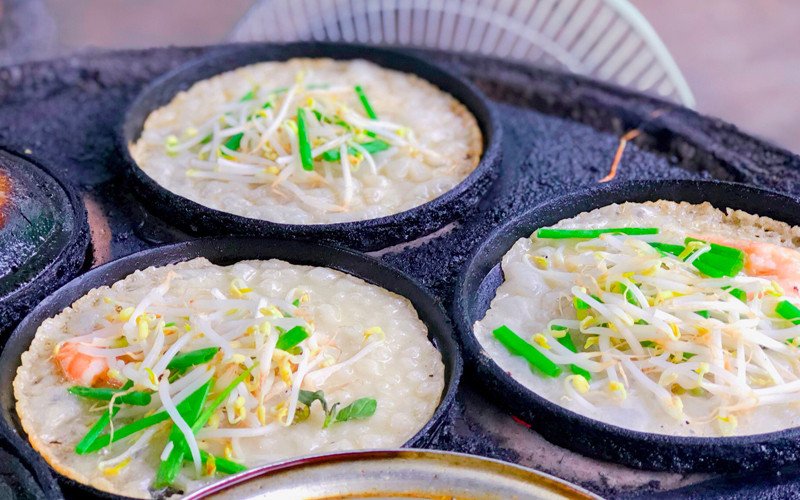 Khám phá cách pha bột bánh xèo chuẩn vị Phú Yên, giữ màu trắng tự nhiên và hương vị gạo.