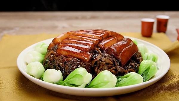 Khâu nhục truyền thống với thịt ba chỉ hấp vàng óng, làm rõ khâu nhục bao nhiêu calo