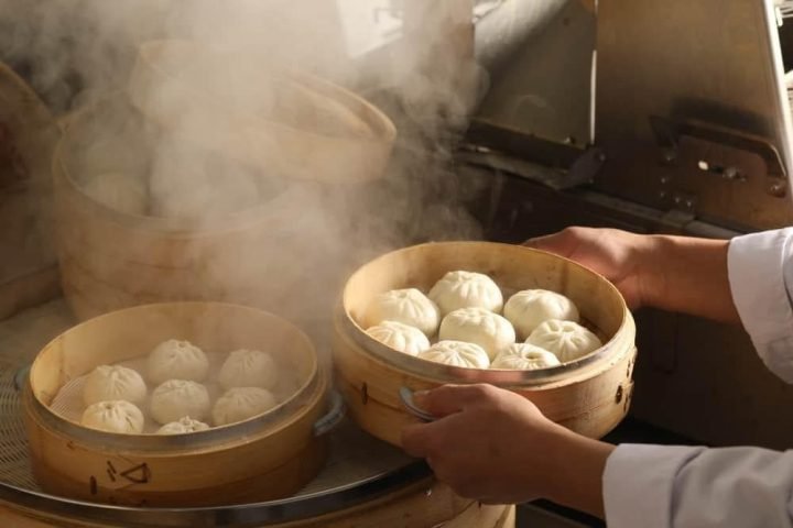 Khay bánh bao nóng hổi, bao nhiêu calo trong mỗi chiếc bánh