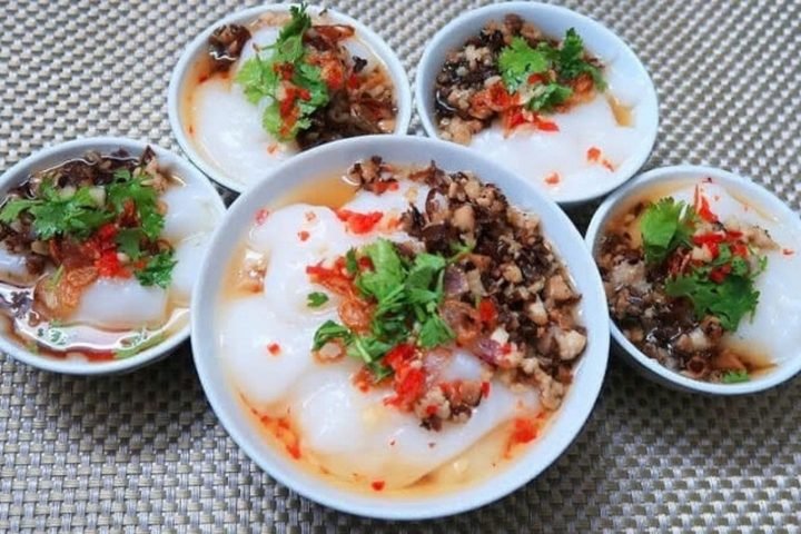 Khay bánh đúc trắng truyền thống, tượng trưng cho bánh đúc bao nhiêu calo