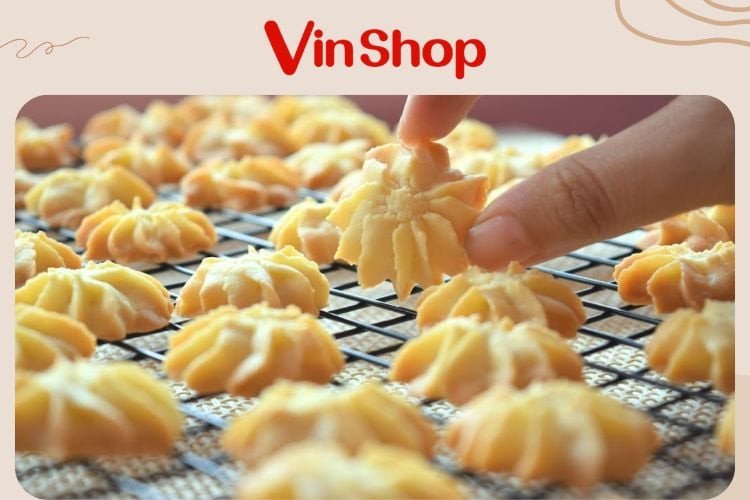 Khay bánh quy đang được nướng trong nồi chiên không dầu với nhiệt độ chuẩn