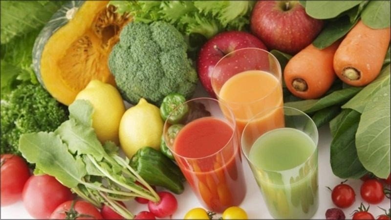Khi ăn nem cuốn, hãy kết hợp với trái cây để bổ sung chất xơ, vitamin