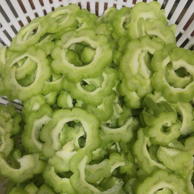 Khổ qua đã cắt lát mỏng và rửa sạch, sẵn sàng cho món canh.