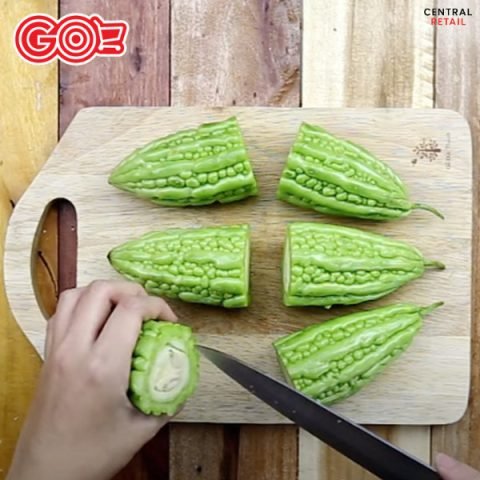 Khổ qua đã sơ chế sẵn sàng cho món canh nhồi thịt