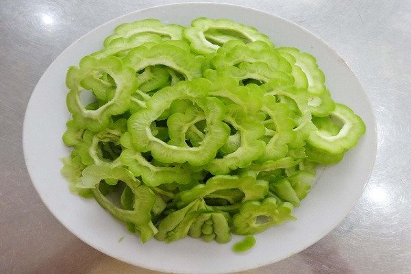 Khổ qua thái lát mỏng chuẩn bị cho món lẩu cá thác lác