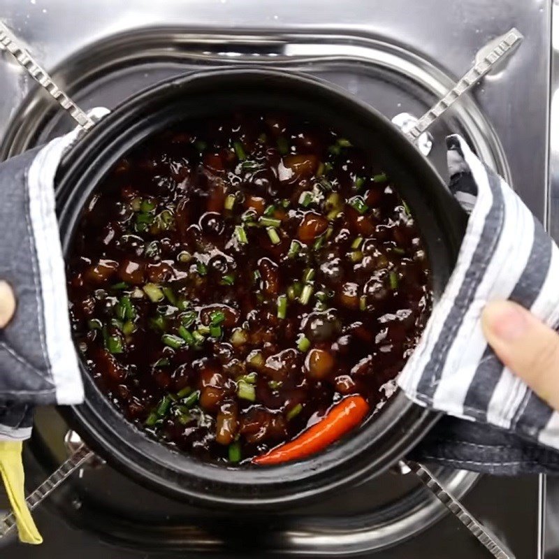 Kho quẹt đang rim trên bếp với tôm khô, tóp mỡ và nước mắm