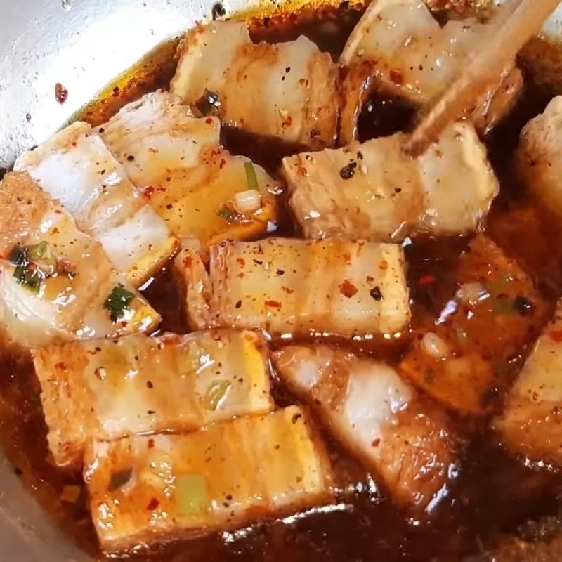 Kho thịt ba chỉ chay với tiêu xanh và nước sốt caramel