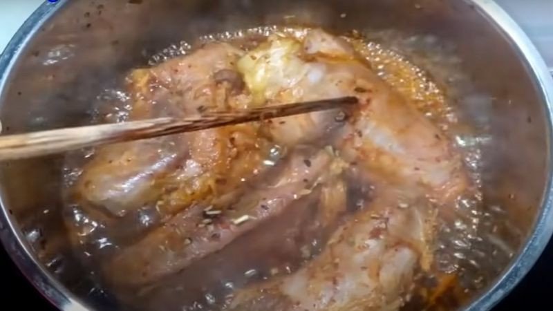 Kho thịt bò rim mật mía trên bếp