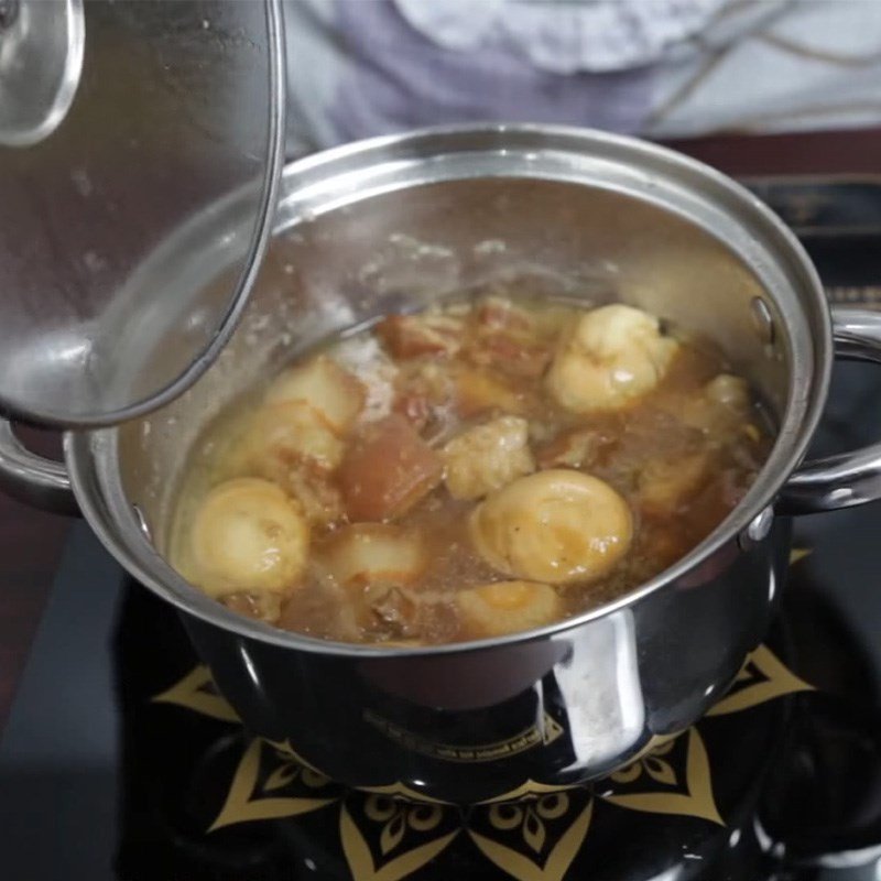 Kho thịt và trứng trong nồi