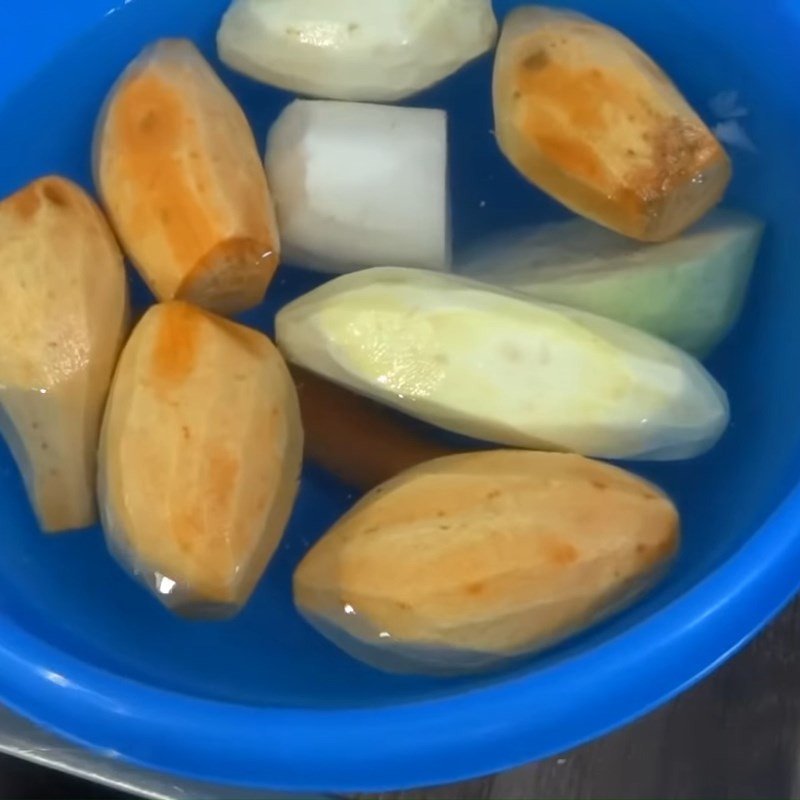 Khoai lang đã được thái sợi và ngâm nước muối