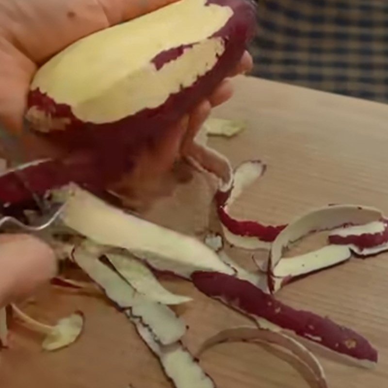 Khoai lang đã gọt vỏ được xếp vào xửng để hấp chín