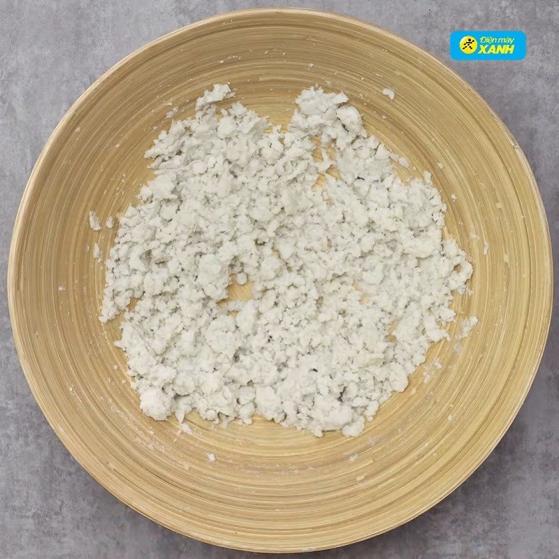 Khoai lang đã hấp chín được tán nhuyễn để làm bột vỏ chè