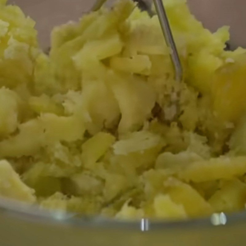 Khoai lang đã hấp chín trong tô