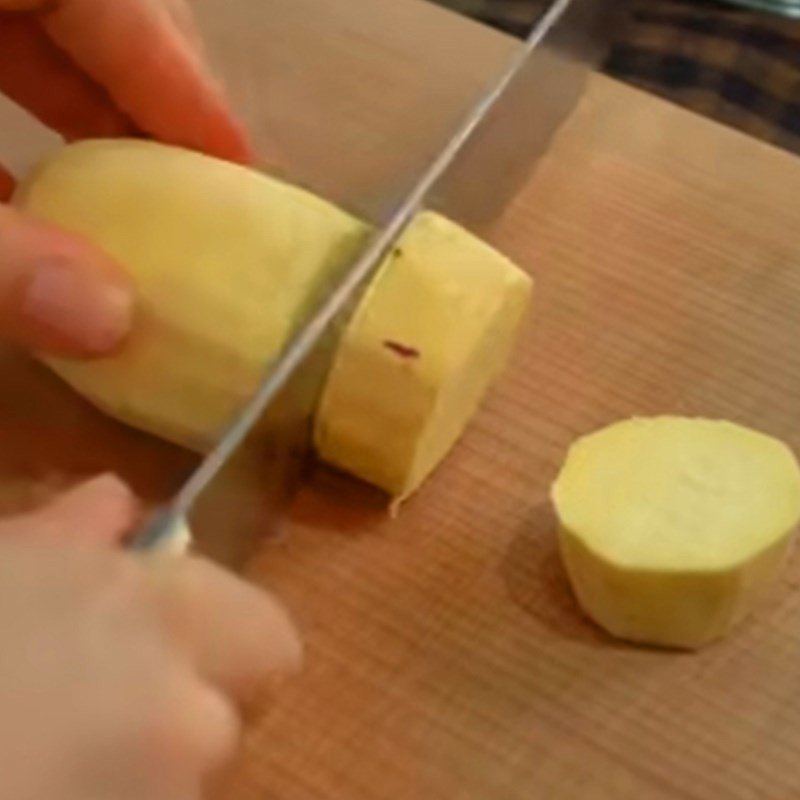 Khoai lang đang được hấp chín