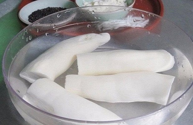 khoai mì đã lột vỏ đang được ngâm trong nước