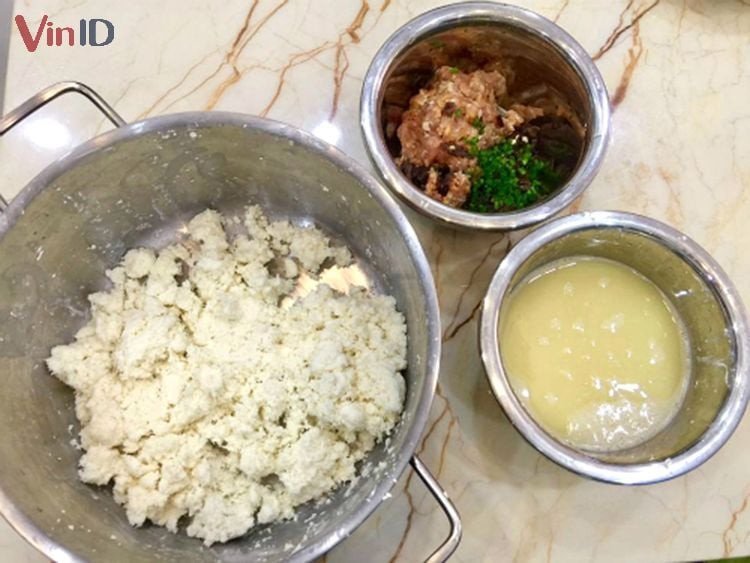 Khoai mì đã xay nhuyễn và vắt nước để chuẩn bị làm bánh