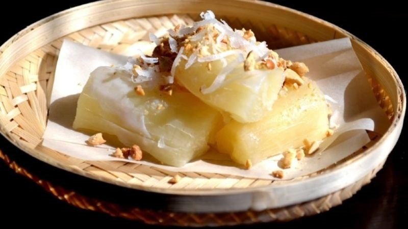 Khoai mì hấp nước cốt dừa với sợi dừa bào và đậu phộng rang, món tráng miệng hấp dẫn, ngon miệng.
