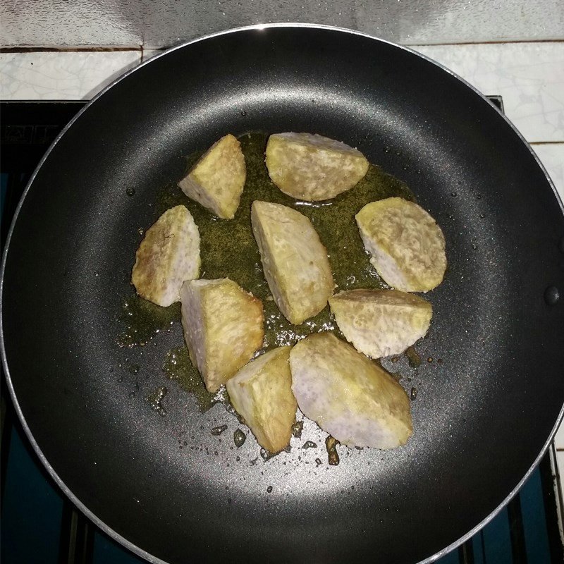 Khoai môn chiên sơ giúp cà ri tôm không bị nát